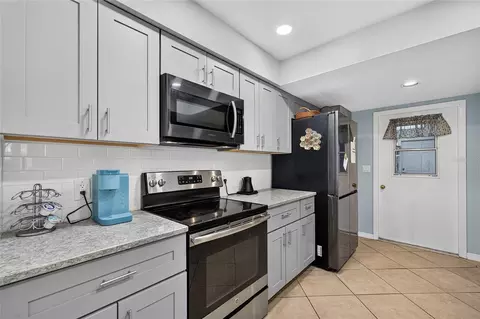 Kitchen - 895 E Baffin Dr, Venice, FL 34293 photo 2 of 8
