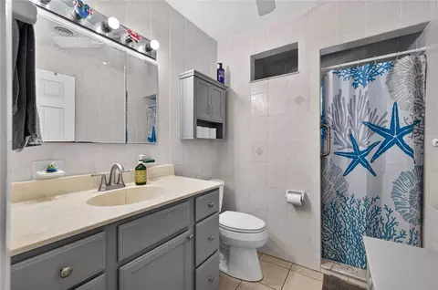 Bath - 895 E Baffin Dr, Venice, FL 34293 photo 1 of 4