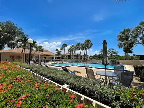Exterior - 2004 Longpointe Cir #E2, Venice, FL 34293 photo 12 of 13