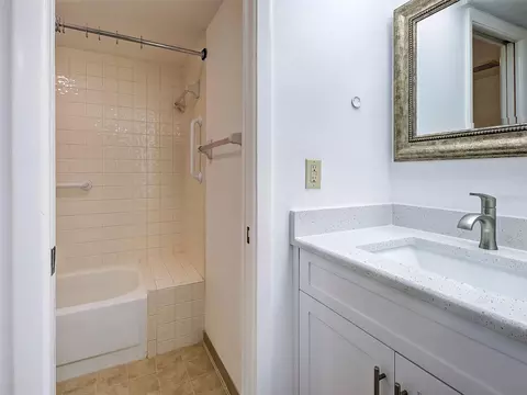 Bath - 2004 Longpointe Cir #E2, Venice, FL 34293 photo 1 of 5