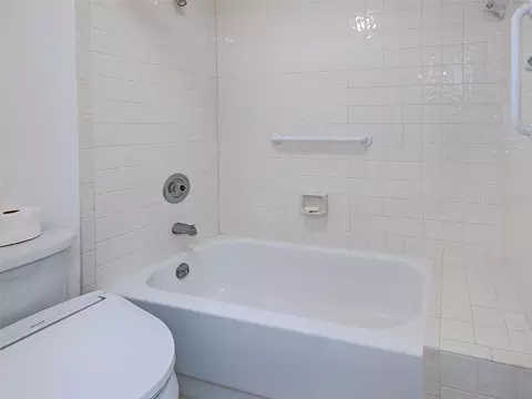 Bath - 2004 Longpointe Cir #E2, Venice, FL 34293 photo 2 of 5