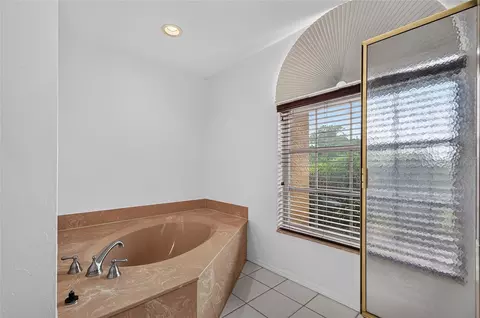 Bath - 105 Jacaranda Blvd, Venice, FL 34292 photo 3 of 7