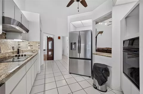 Kitchen - 105 Jacaranda Blvd, Venice, FL 34292 photo 3 of 4