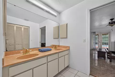 Bath - 105 Jacaranda Blvd, Venice, FL 34292 photo 1 of 7