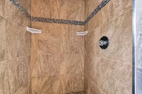 Bath - 105 Jacaranda Blvd, Venice, FL 34292 photo 4 of 7