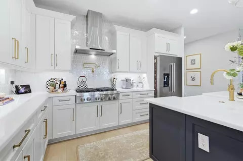 Kitchen - 18580 Midsummer Pl, Venice, FL 34293 photo 4 of 5