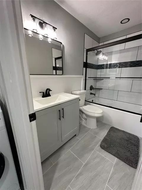 Bath - 460 E Base Ave #129, Venice, FL 34285 photo 1 of 2
