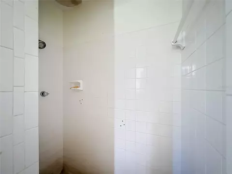 Bath - 9320 SE Maricamp Rd, Ocala, FL 34472 photo 3 of 4