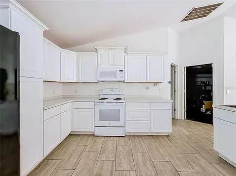 Kitchen - 215 Oak Cir, Ocala, FL 34472 photo 3 of 5