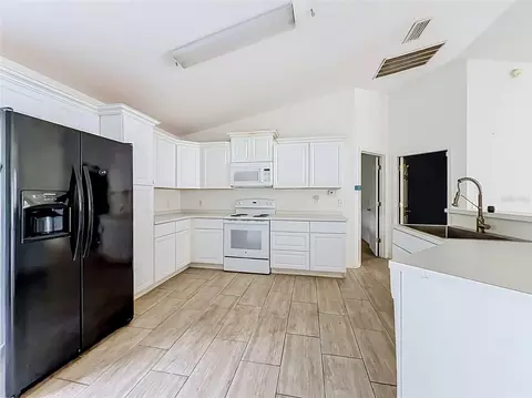 Kitchen - 215 Oak Cir, Ocala, FL 34472 photo 4 of 5