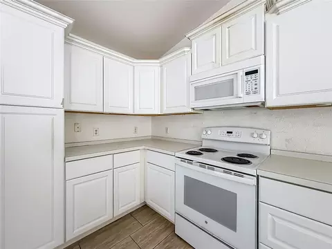 Kitchen - 215 Oak Cir, Ocala, FL 34472 photo 5 of 5