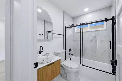 Bath - 6909 9th Ct E, Sarasota, FL 34243 photo 1 of 3