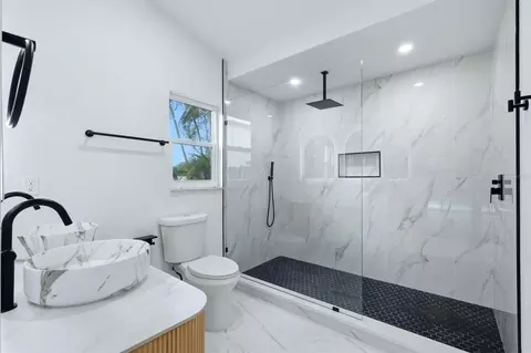 Bath - 6909 9th Ct E, Sarasota, FL 34243 photo 2 of 3