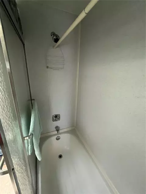 Bath - 792 Grado Dr, Venice, FL 34285 photo 2 of 5