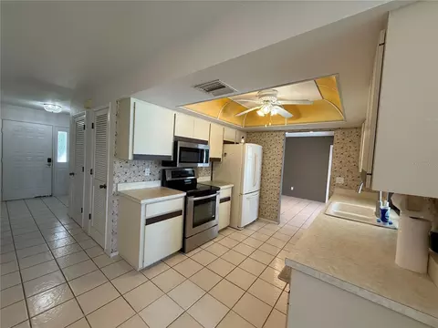 Kitchen - 386 Pineview Dr, Venice, FL 34293 photo 1 of 3