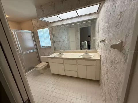 Bath - 386 Pineview Dr, Venice, FL 34293 photo 1 of 4