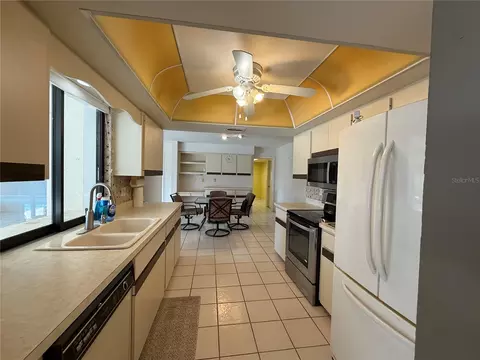 Kitchen - 386 Pineview Dr, Venice, FL 34293 photo 2 of 3