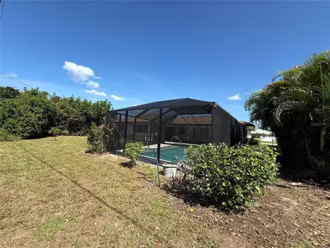 Exterior - 386 Pineview Dr, Venice, FL 34293 photo 10 of 11