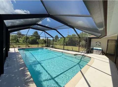 Exterior - 386 Pineview Dr, Venice, FL 34293 photo 5 of 11