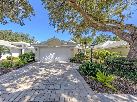 Exterior - 554 Fallbrook Dr, Venice, FL 34292 photo 2 of 18