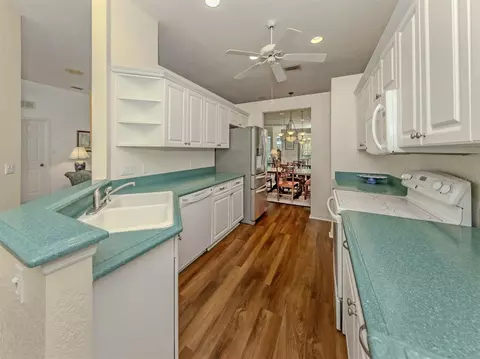 Kitchen - 554 Fallbrook Dr, Venice, FL 34292 photo 2 of 4
