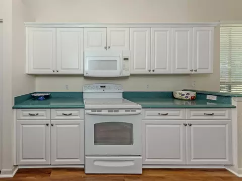 Kitchen - 554 Fallbrook Dr, Venice, FL 34292 photo 4 of 4