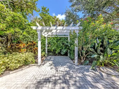 Exterior - 554 Fallbrook Dr, Venice, FL 34292 photo 4 of 18