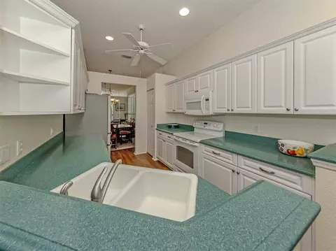 Kitchen - 554 Fallbrook Dr, Venice, FL 34292 photo 3 of 4
