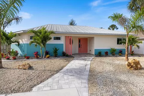 Exterior - 842 Guild Dr, Venice, FL 34285 photo 2 of 12