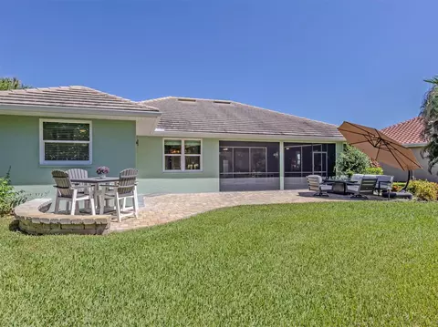Exterior - 143 Wayforest Dr, Venice, FL 34292 photo 7 of 14