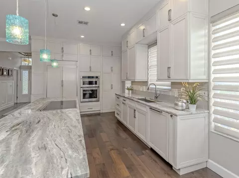 Kitchen - 565 Fallbrook Dr, Venice, FL 34292 photo 2 of 6