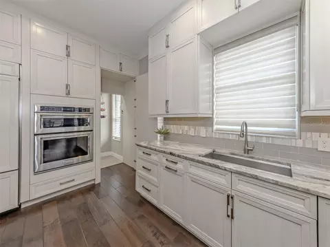 Kitchen - 565 Fallbrook Dr, Venice, FL 34292 photo 3 of 6