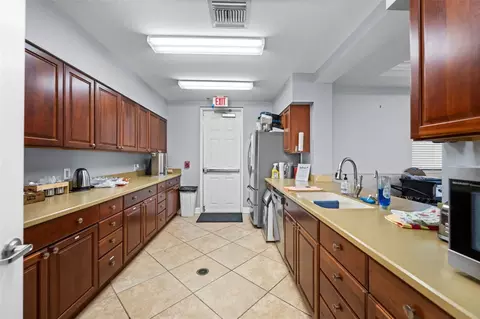 Kitchen - 11686 Tempest Harbor Loop, Venice, FL 34292 photo 5 of 5