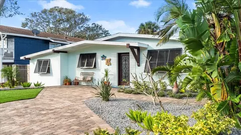 624 S Pine St, New Smyrna Beach, FL 32169