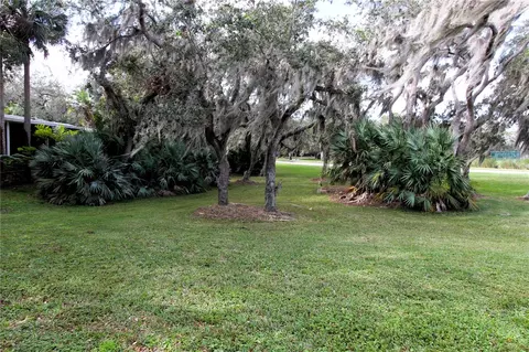 498 Sioux Blvd, Oak Hill, FL 32759