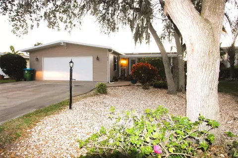 458 Sioux Blvd, Oak Hill, FL 32759