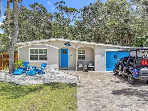 657 S Pine St, New Smyrna Beach, FL 32169