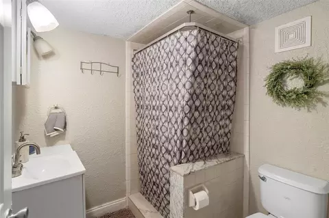 Bath - 3080 Ragis Rd, Edgewater, FL 32132 photo 4 of 5