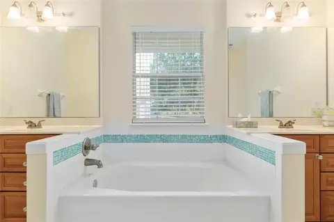 Bath - 2499 SE 30th St, Melrose, FL 32666 photo 5 of 9