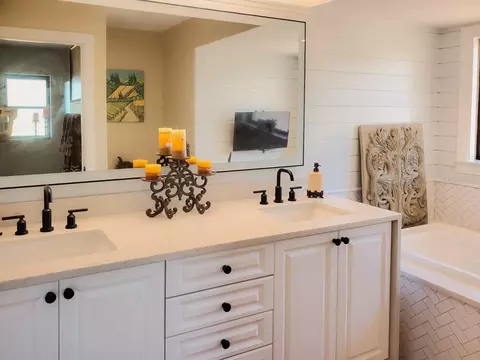 Bath - 18 Riverfront Dr, Venice, FL 34293 photo 1 of 5