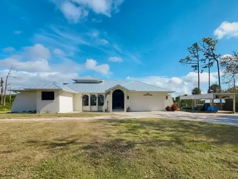 Exterior - 18 Riverfront Dr, Venice, FL 34293 photo 2 of 17