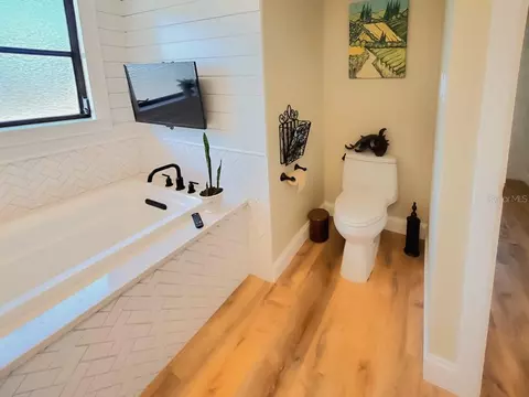 Bath - 18 Riverfront Dr, Venice, FL 34293 photo 2 of 5