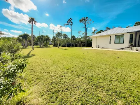 Exterior - 18 Riverfront Dr, Venice, FL 34293 photo 13 of 17