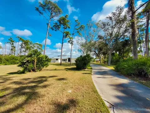 Exterior - 18 Riverfront Dr, Venice, FL 34293 photo 1 of 17