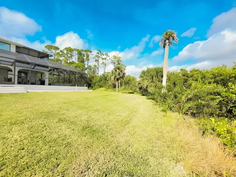 Exterior - 18 Riverfront Dr, Venice, FL 34293 photo 15 of 17