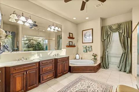 Bath - 4805 SE 34th St, Ocala, FL 34480 photo 2 of 5