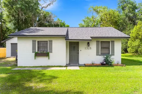 1328 Plymouth Ave, Mount Dora, FL 32757
