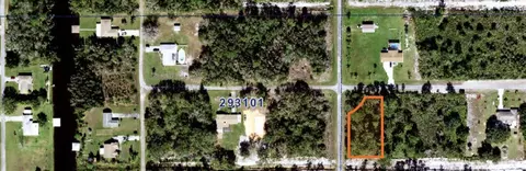 923 Camellia Dr, Indian Lake Estates, FL 33855