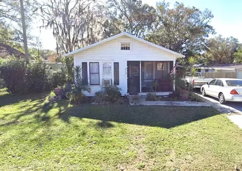 705 W Saunders St, Plant City, FL 33563