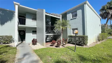 2820 Somerset Park Dr #202, Tampa, FL 33613